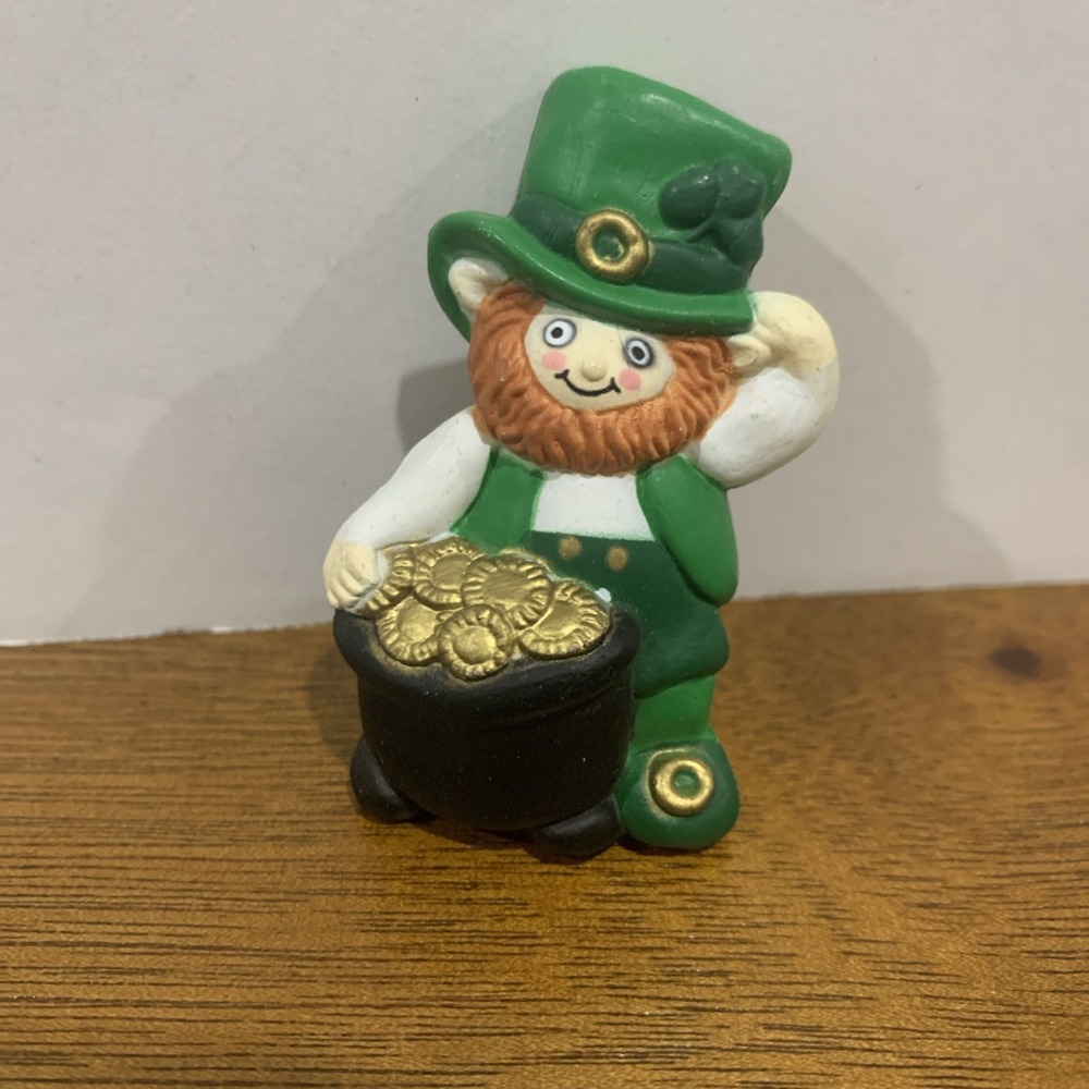 Vintage Fun World PIN St Patrick LEPRECHAUN Pot GOLD Irish Holiday Brooch